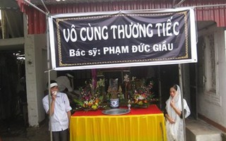 Đau thắt lòng cảnh đám tang bác sĩ bị đâm